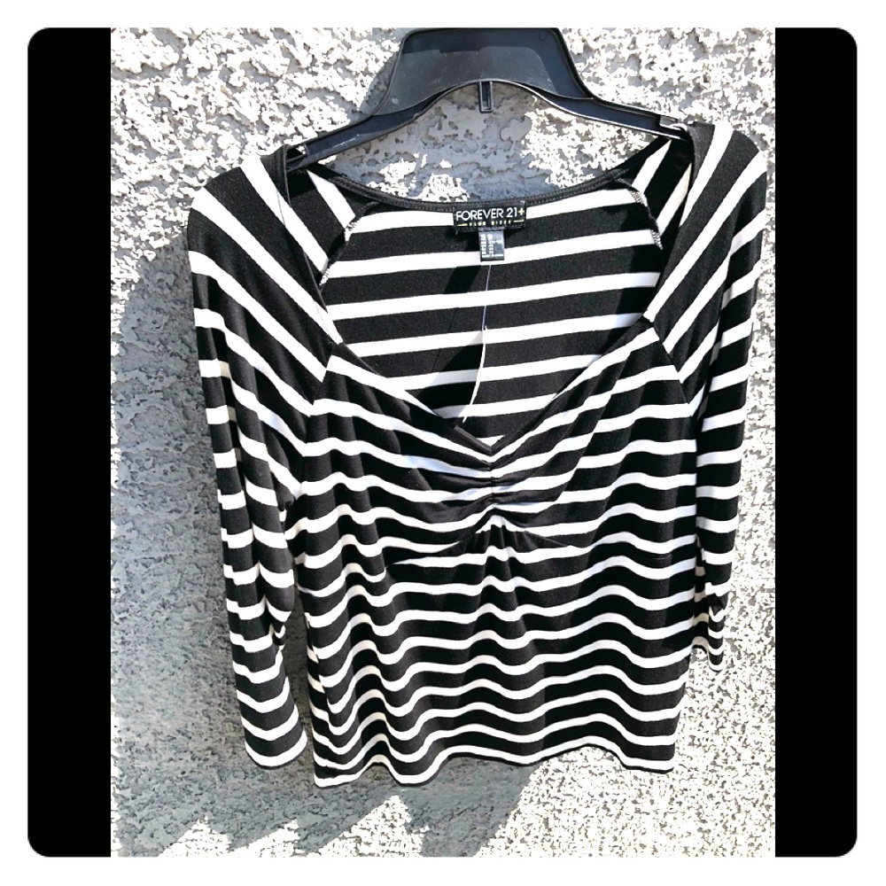 NWOT BLK/WHT Striped top